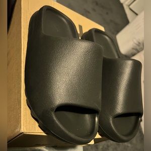Yeezy slides black size 6